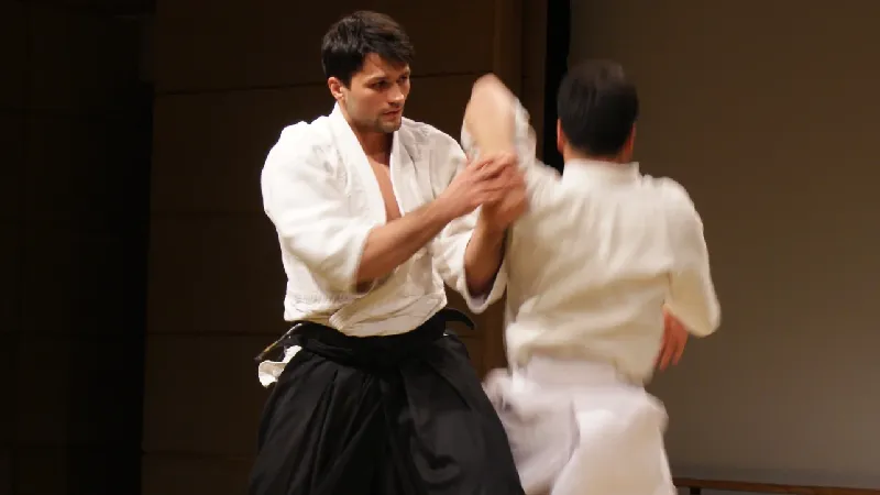 Trening Aikido — technika z partnerem