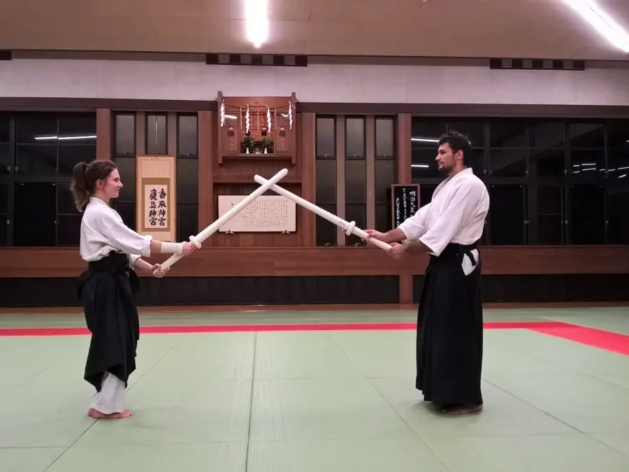 Kenjutsu - para z drewnianymi mieczami w japońskim dojo