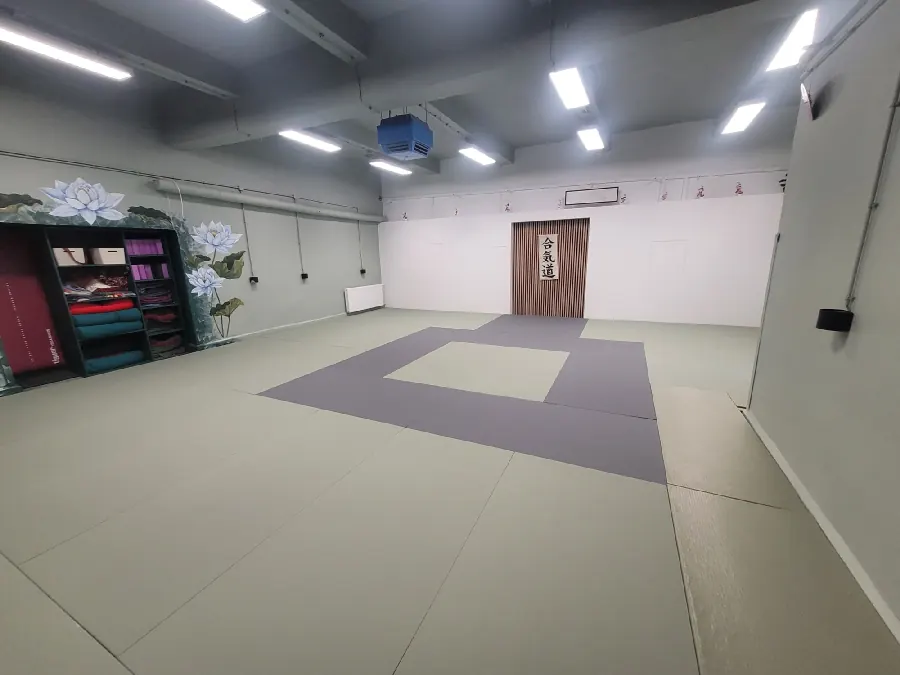Sala treningowa ONSHIN - tatami i kaligrafia na ścianie